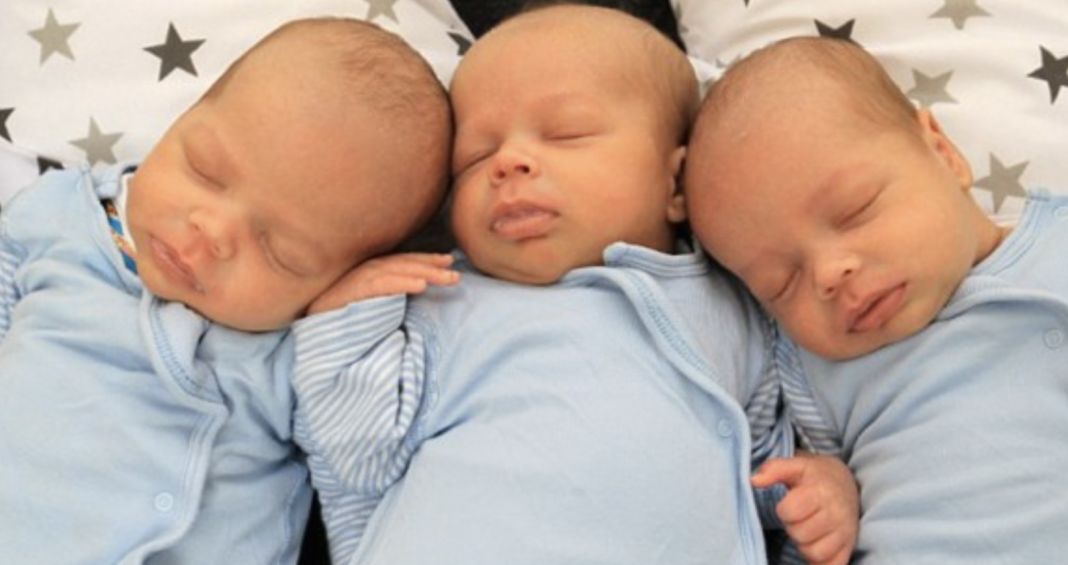 A Mom Gives Birth To Identical Triplets Conceived Naturally Interesting